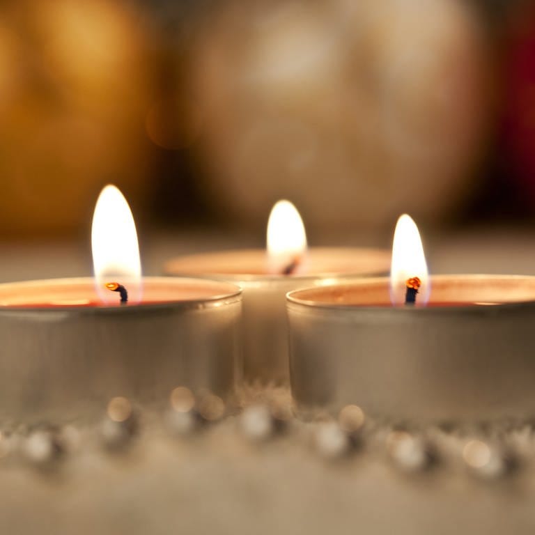 Kerzen sorgen für Stimmung, egal ob aus Paraffin oder Bienenwachs (Foto: Colourbox, DimaSobko)