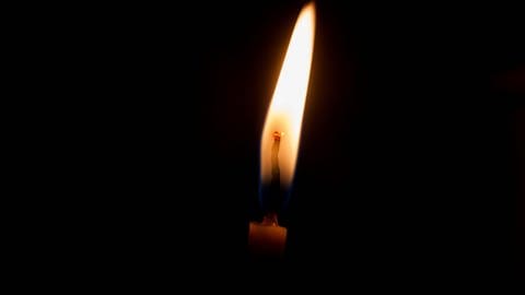 Brennende Kerze aus Paraffin  (Foto: IMAGO, gmstockstudio via imago-images.de)