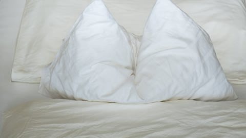 Gesunder Schlaf: Kopfkissen, Bettdecke, Materialien, Pflege (Foto: Colourbox)