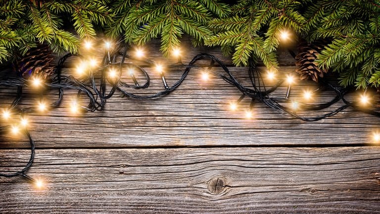 Lichterkette an Tannenzweigen - Strom sparen bei der Weihnachtsbeleuchtung