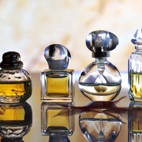 Parfüm in verschiedenen Flakons - gut riechen und duften