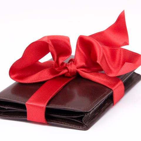 Geldbörse als Geschenk verpackt (Foto: IMAGO, IMAGO / Design Pics)