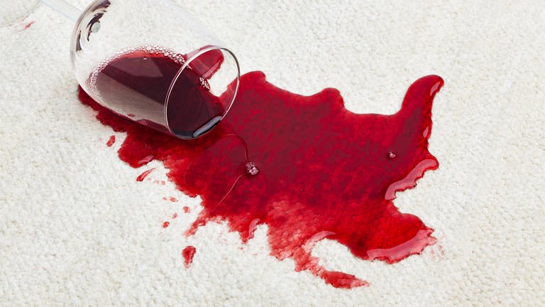 Umgestürztes Rotwein-Glas: Flecken entfernen