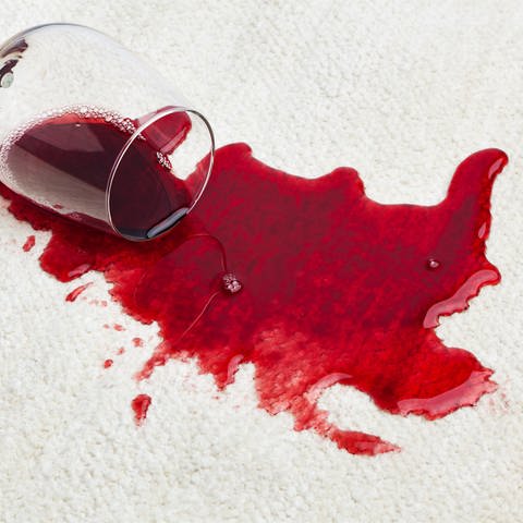 Umgestürztes Rotwein-Glas: Flecken entfernen