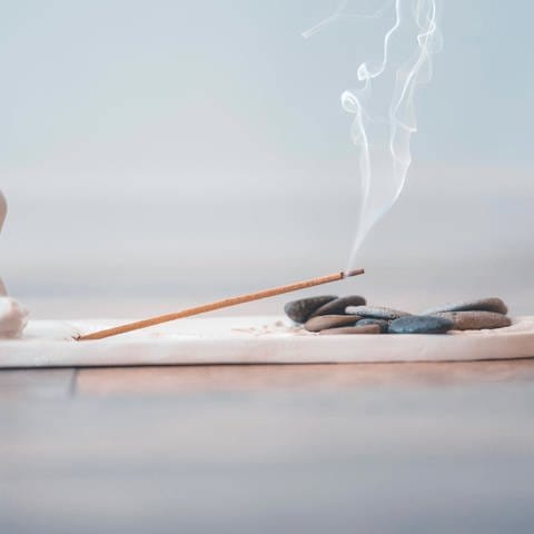 Brennendes aromatisches Räucherstäbchen für Yoga und Meditation. 
