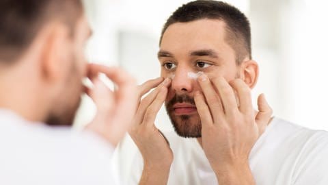 Mann cremt Gesicht ein - Hautpflege im Winter (Foto: Colourbox)