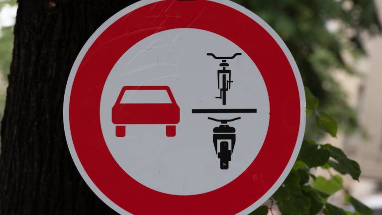 Das Schild verbietet Autofahrern, Radfahrer zu überholen - Sicherheit im Straßenverkehr