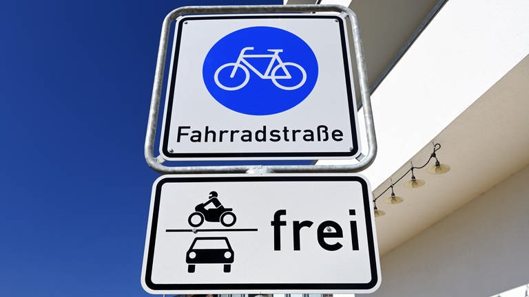 Schild Fahrradstraße mit Zusatz für Motorrad und Autos  Sicherheit im Straßenverkehr