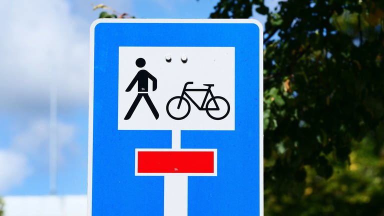 Ein Schild markiert eine Sackgasse, an deren Ende nur Radfahrer und Fussgaenger durchkommen  Sicherheit im Straßenverkehr