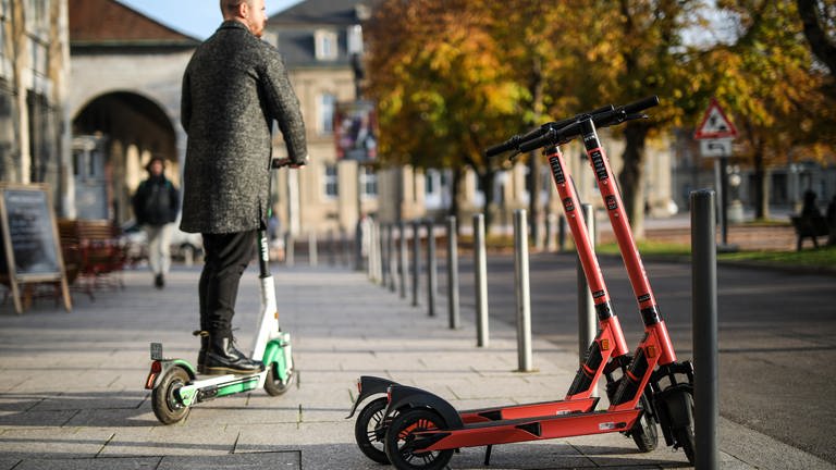 Ein junger Mann fährt mit einem Elektroscooter durch die Stuttgarter Innenstadt  Radfahrer im Straßenverkehr