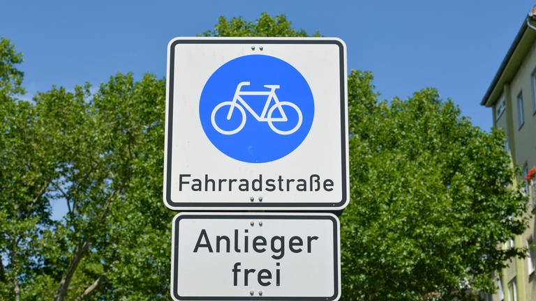 Schild Fahrradstraße mit Zusatzschild Anlieger - Sicherheit im Straßenverkehr