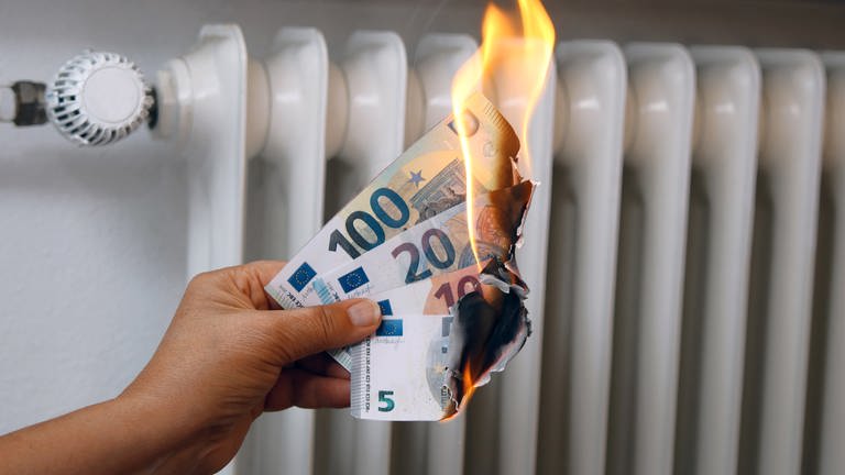 Brennende Geldscheine vor der Heizung - Geld und Energie sparen (Foto: Colourbox)