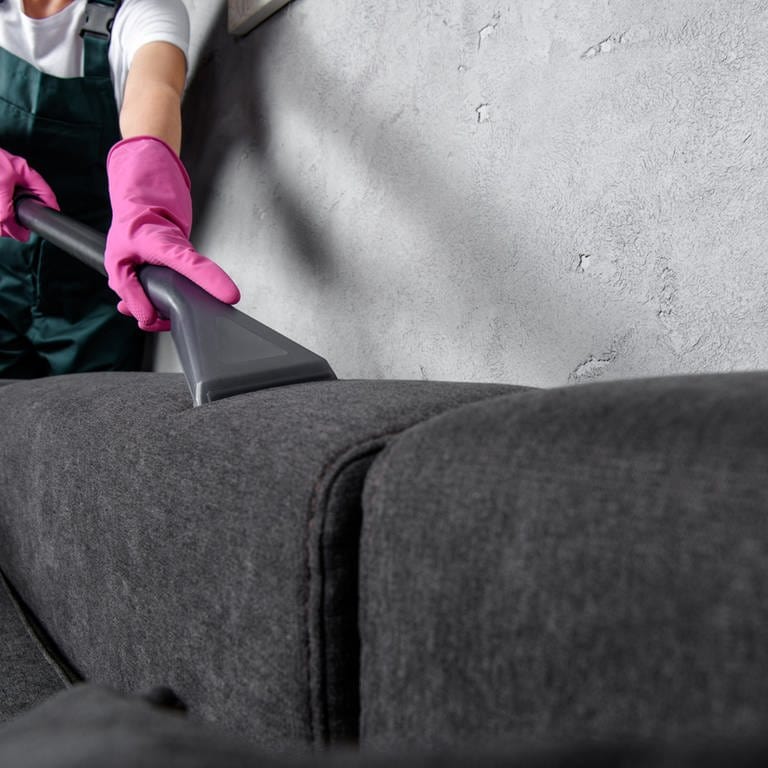 Flecken aus Sofa entfernen - Tipps für die Reinigung (Foto: Colourbox)