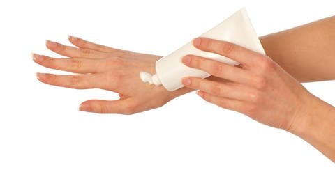 Frau cremt Hand rein - Hautpflege im Winter (Foto: Colourbox)