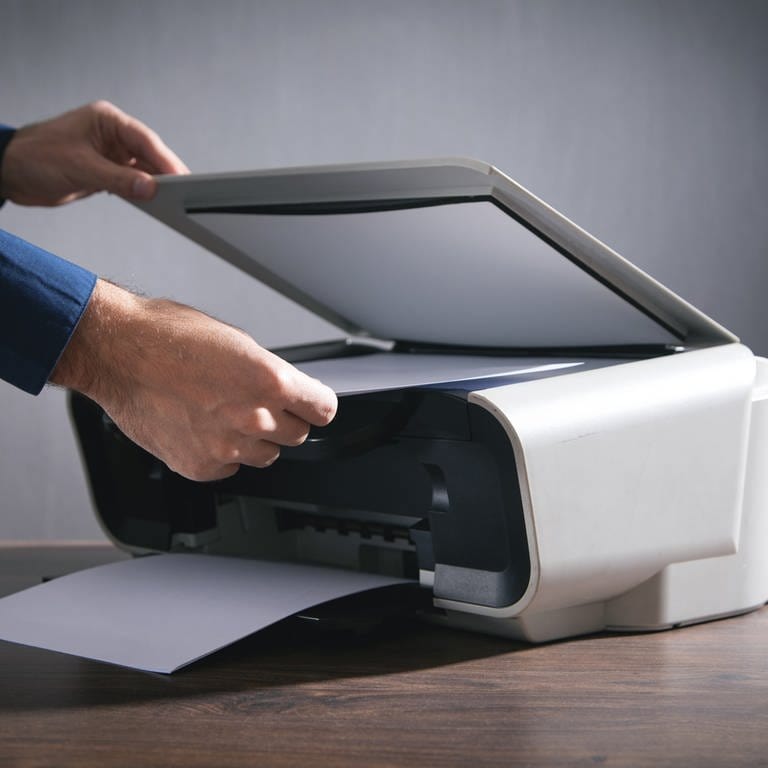 Laserdrucker mit Papier (Foto: Colourbox)