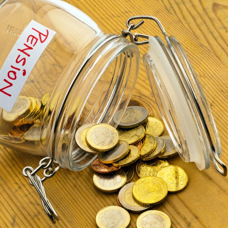 Glas mit Münze - Frauen haben oft eine geringe Rente