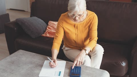 Ältere Frau rechnet nach - Rente und Altersarmut (Foto: Colourbox)