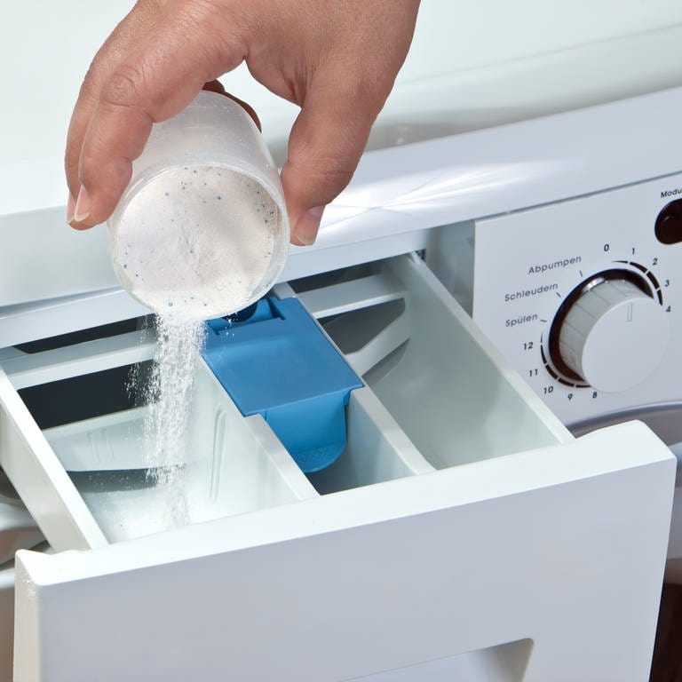 Waschmittel wird eingefüllt - die richtige Dosierung schont die Umwelt (Foto: Colourbox)