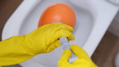 Toilette reinigen: Das hilft gegen Urinstein und Kalkablagerungen