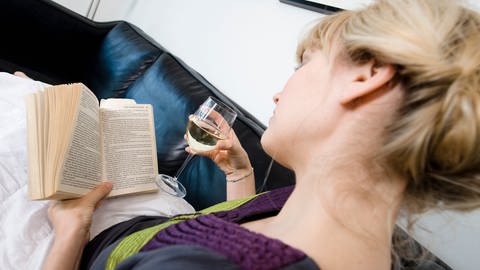 Frau liest Roman - Krimis zum Entspannen (Foto: Colourbox)