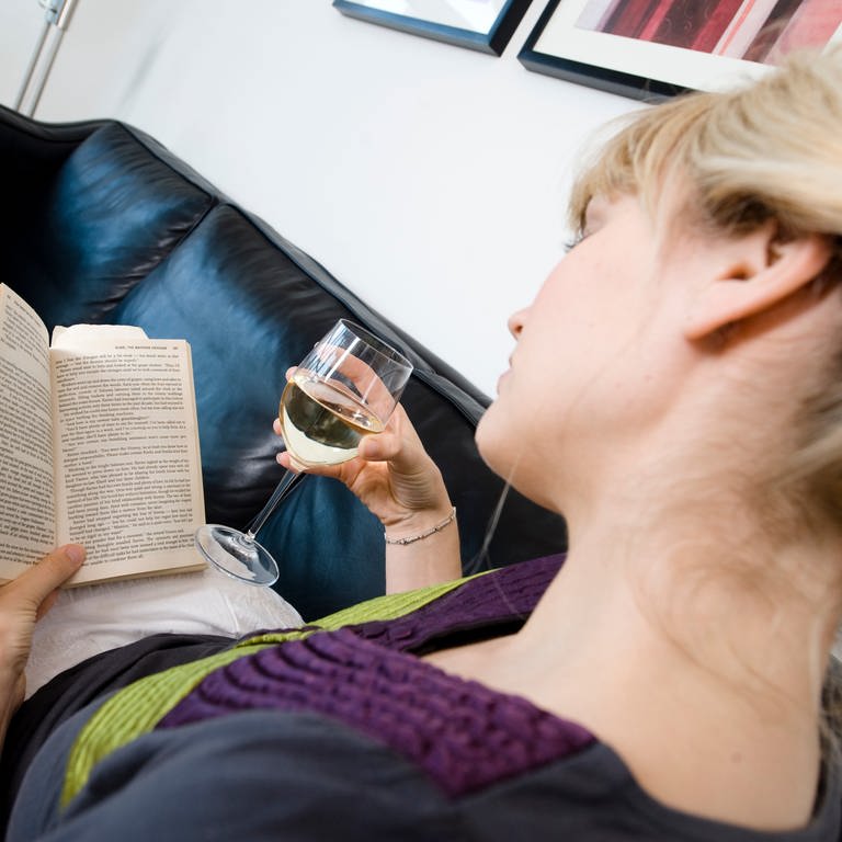 Frau liest Roman - Krimis zum Entspannen (Foto: Colourbox)