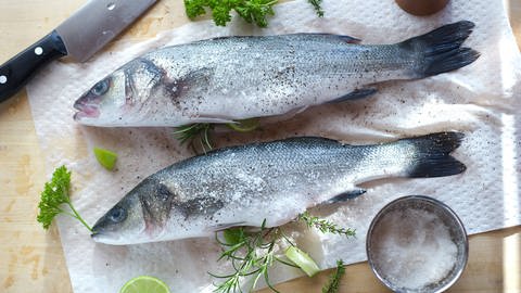 Zwei Fische - ideal zum Dampfgaren, um Vitamine und Nährstoffe zu bewahren