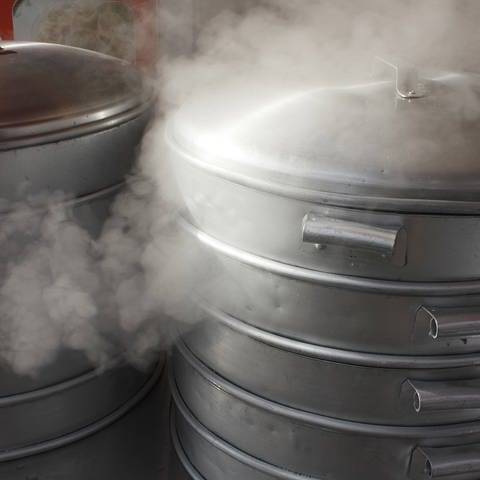 Qualmende Töpfe - Dampfgaren, um Nährstoffe und Vitamine (Foto: IMAGO, imago stock&people)