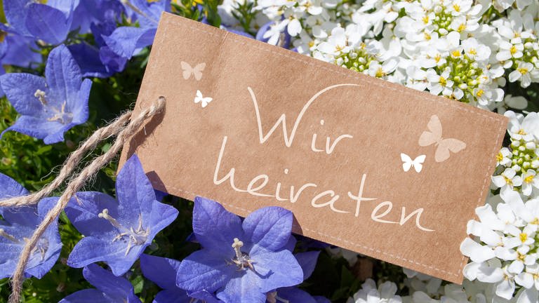 Hochzeit - Blumen und wir heiraten-Schild (Foto: Colourbox)