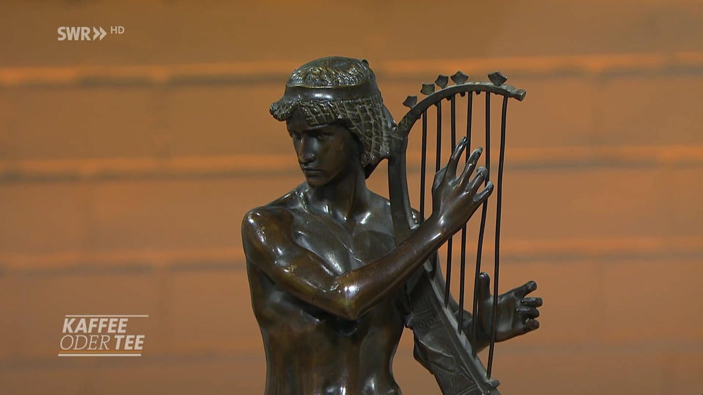 Die Bronzefigur eines Mannes der auf der Hafe spielt (Foto: SWR)