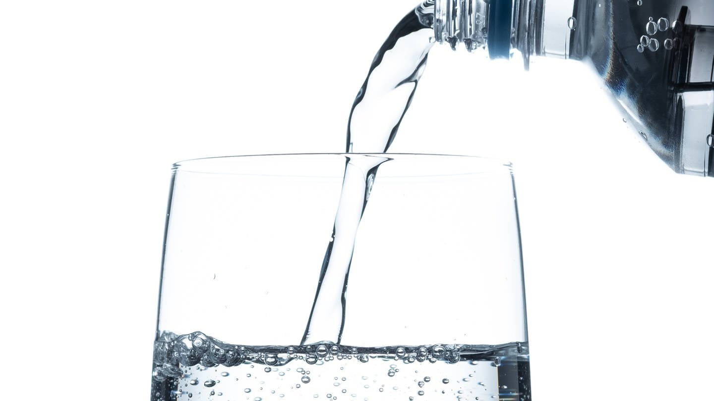 Wasser fließt ins Glas - Wassersprudler und Hygiene (Foto: IMAGO, photohomepage via imago-images.de)