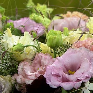 Bunter Tischkranz aus verschiedenen Blumen