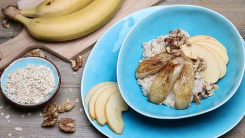 Warmer Haferbrei (Porridge) mit karamellisierten Bananen (Foto: SWR, SWR -)