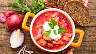 Suppe mit Gemüse und Brot (Foto: Colourbox, Colourbox -)