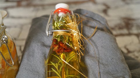 Rosmarin-Chili-Zitronen-Öl (Foto: SWR)