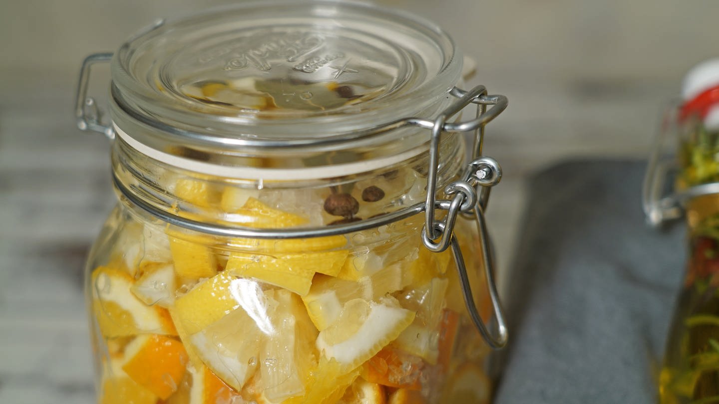 Zitronen und Orangen, in Salz eingelegt - Rezepte - Kaffee oder Tee - TV