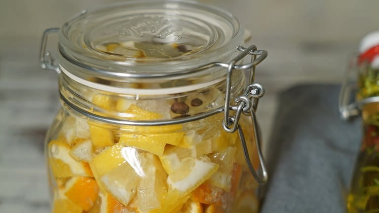 Eingelegte Zitronen und Orangen  (Foto: SWR)
