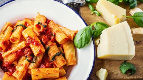 Rigatoni mit Tomatensauce und Parmesan (Foto: Colourbox)