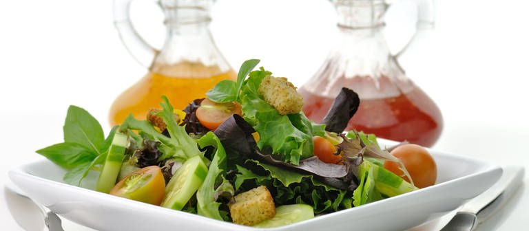 Öl und Essig mit Salat (Foto: Colourbox)