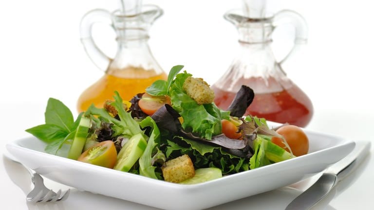 Öl und Essig mit Salat (Foto: Colourbox)