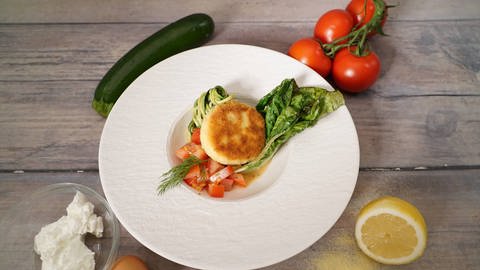 Frischkäsetaler mit Zucchini-Tomaten-Salat  (Foto: SWR)