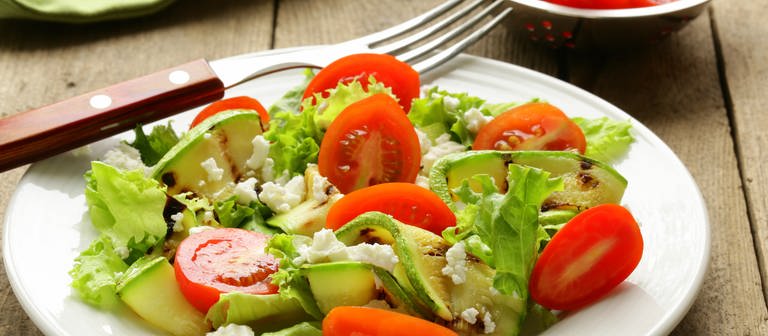 Salat mit Zucchini und Tomaten (Foto: Colourbox)