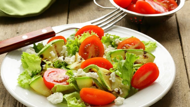 Salat mit Zucchini und Tomaten (Foto: Colourbox)