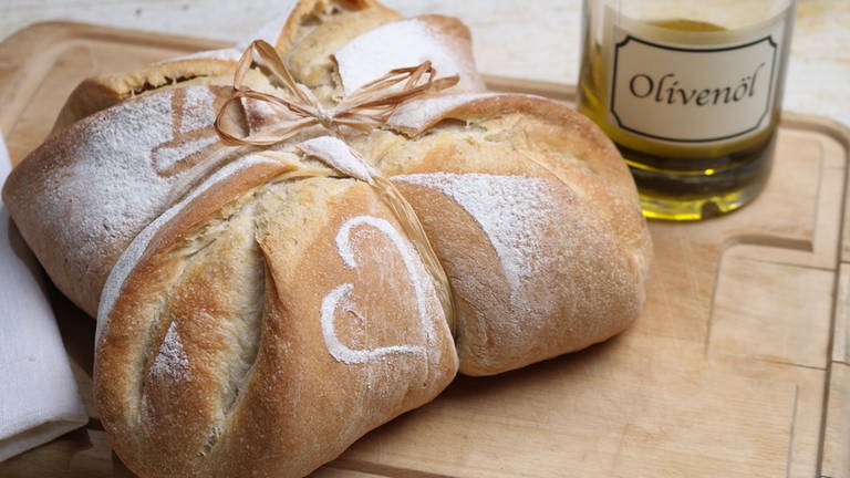 Dieses Brot hat sich herausgeputzt! Zu Pfingsten präsentiert Bäckermeister Robert Schorp ein mediterranes Geschenkbrot. Das macht sich auch als Mitbringsel gut!