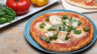 Hefeteig-Pizza mit Tomaten und Mozzarella (Foto: SWR, SWR -)