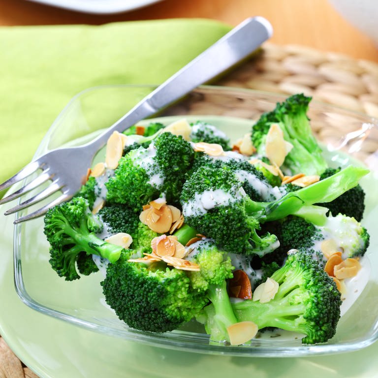 Brokkoli-Salat mit Mandelblättchen (Foto: Colourbox)