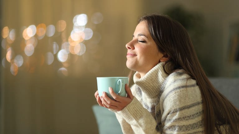 Frau trinkt eine Tasse Kaffee (Foto: Colourbox)