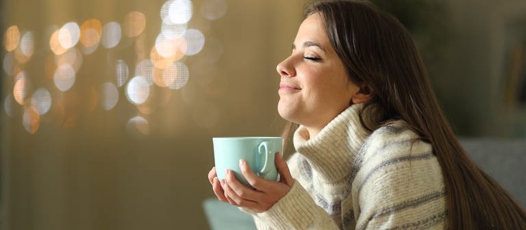 Frau trinkt eine Tasse Kaffee (Foto: Colourbox)