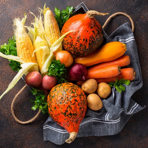 Herbstgemüse, wie Kürbis, Mais, Kartoffeln, Zwiebeln (Foto: Colourbox)