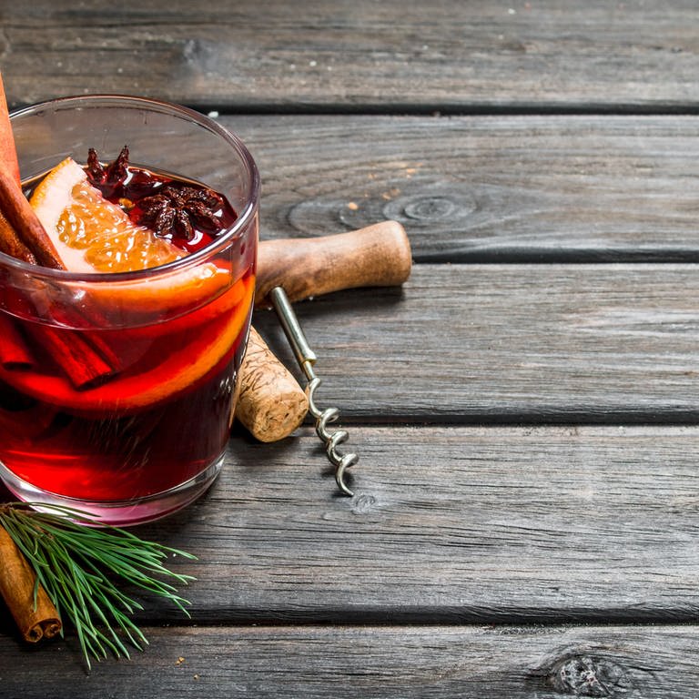 Roter Cocktail mit Orangen und Nelken (Foto: Colourbox)