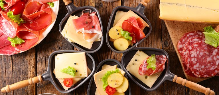 Raclette-Pfännchen mit Kartoffeln, Käse, Gemüse und Schinken (Foto: Colourbox)